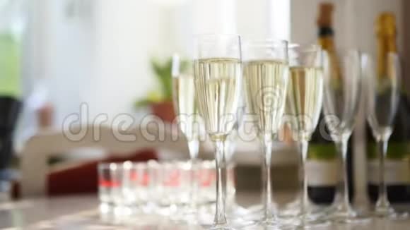 餐厅庆祝活动的香槟杯在生日派对或婚礼自助餐上闪闪发光的白色牢骚关闭视频的预览图