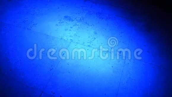 变色LED舞池被迪斯科灯照亮视频的预览图