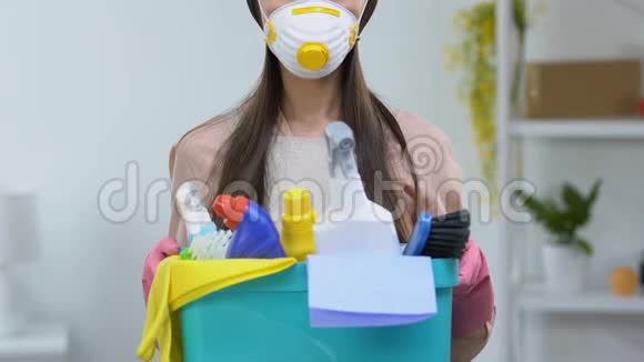 戴呼吸器的家庭主妇装有清洁剂和危险化学品视频的预览图