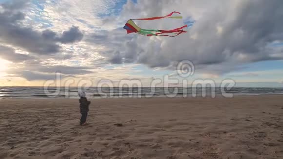小女孩在海滩上放风筝视频的预览图