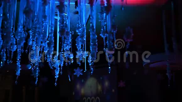 装饰的餐厅光线照亮黑暗中的装饰圣诞大厅的装饰视频的预览图