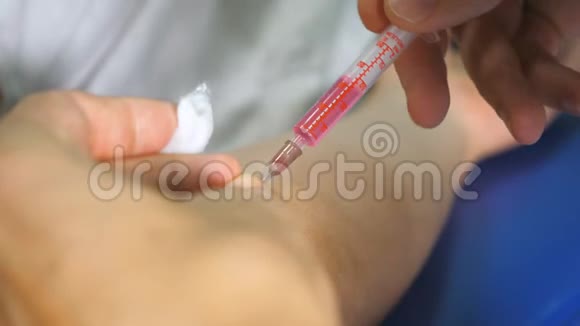 在医院用注射器在病人皮肤上注射疫苗时要紧紧抓住医生的男性手药物刺伤视频的预览图