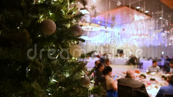 在高级餐厅的接待处有装饰和花环的圣诞树视频的预览图