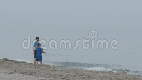 男孩走在海边视频的预览图