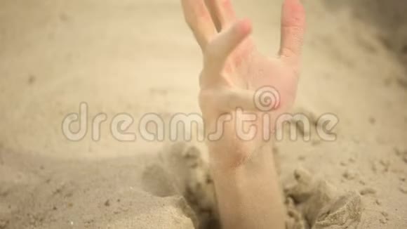 手拼命挥舞沉入流沙困在沙漠中的游客危险视频的预览图