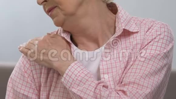 老年妇女按摩疼痛的肩膀患有关节疾病健康视频的预览图