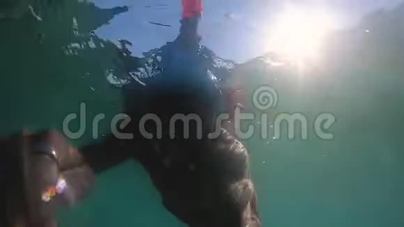 慢镜头太阳照射下的人跳进海里视频的预览图