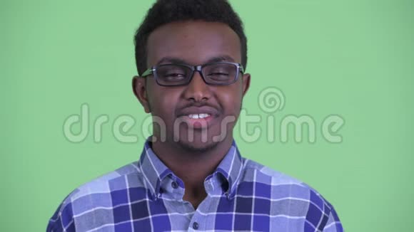 年轻快乐的非洲嬉皮士戴着眼镜笑着笑着的脸视频的预览图