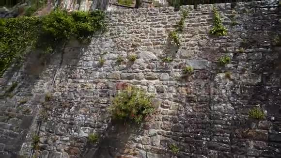 2019年7月法国圣米歇尔山是一座位于海岸边的岛屿城堡摄像机在砖石上的移动视频的预览图