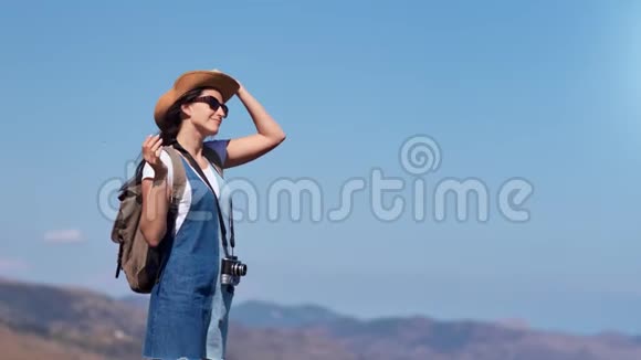 可爱的微笑活跃的女徒步旅行者欣赏美丽的大自然站在山顶视频的预览图