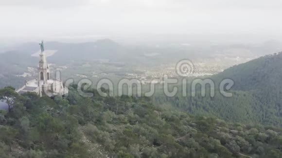 在PuigdeSanSalvadorFelanitxMajorca的空中无人机镜头视频的预览图