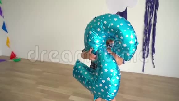 可爱的男孩庆祝二岁生日幼儿玩气球万向节运动视频的预览图
