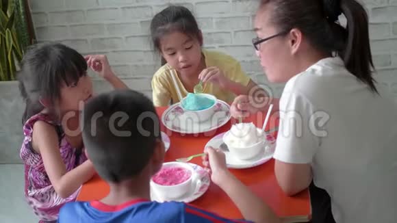 母亲和女儿女儿一个儿子在客厅吃冰苏韩国甜点视频的预览图