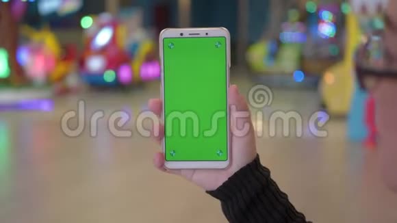 女士手使用智能手机与绿色屏幕在购物中心视频的预览图