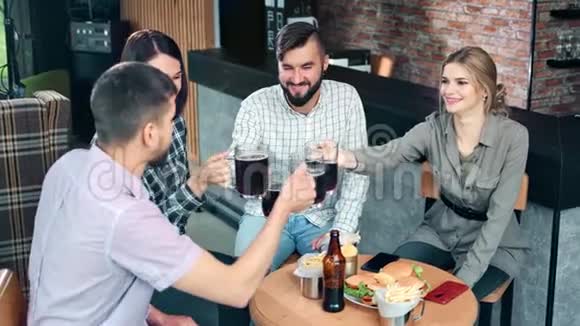 一群快乐的年轻朋友喝着啤酒碰着眼镜笑着有积极的情绪视频的预览图