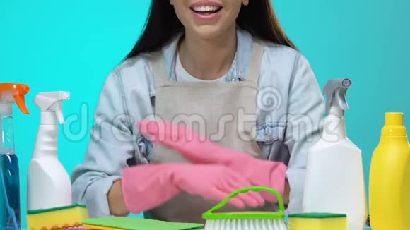 微笑家庭主妇提供各种洗涤剂环保清洁产品视频的预览图