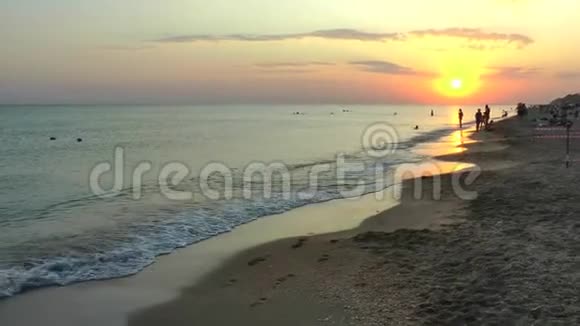 夕阳的灿烂阳光照在海面上视频的预览图
