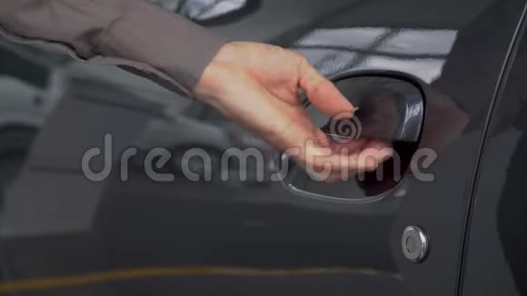 一个男人在汽车经销店从外面打开车门视频的预览图