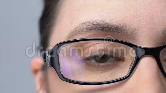戴眼镜的女人眨眼视力不好视力有问题特写视频的预览图
