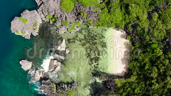 洛基岛有一个小海滩巴拿马群岛马图卡德菲律宾视频的预览图
