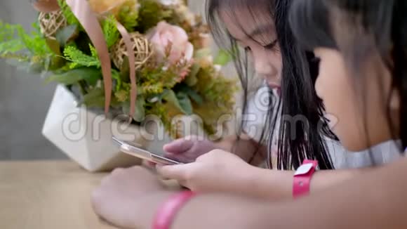 小女孩使用智能手机日常生活方式录像视频的预览图