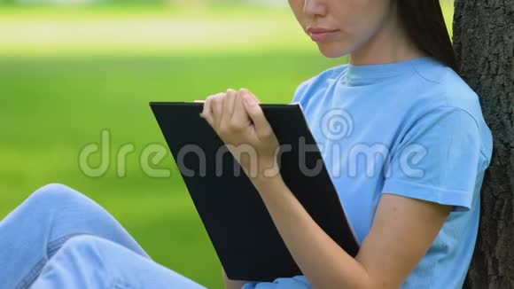 启发女记者写一篇坐在公园草地上的文章视频的预览图
