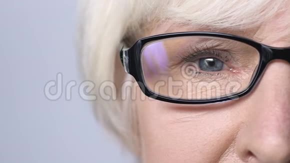 悲伤的老妇人眼睛又红又累摘下眼镜眼睛疲劳老花镜视频的预览图