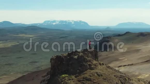 摄影师曼旅行者在山顶冰岛鸟瞰图视频的预览图