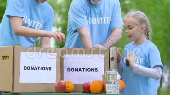 小义工女孩把食物放进捐款箱慈善理念视频的预览图