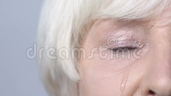 沮丧的老年妇女哭泣脸颊上流泪健康问题疼痛视频的预览图