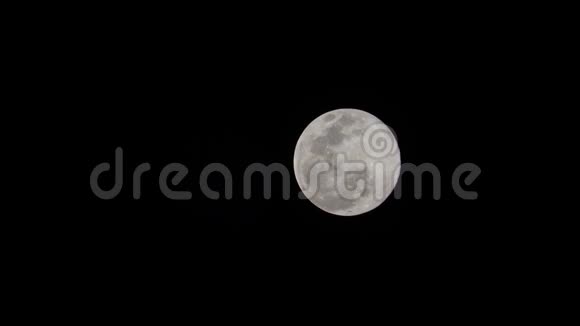 明亮的月亮在晴朗的天空中缓缓移动视频的预览图