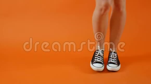穿着黑白运动鞋的女性双腿在工作室里明亮的背景下跳舞经典的鞋子健康生活方式视频的预览图