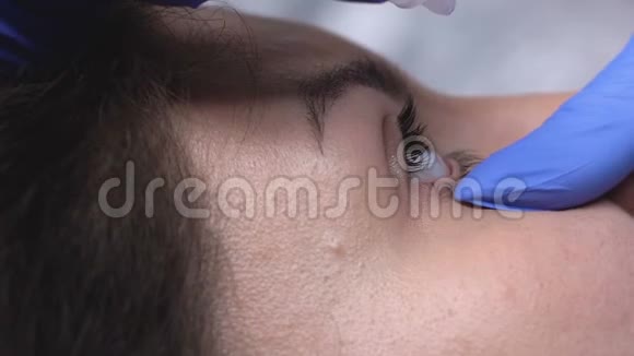 眼科医生在女性眼部滴药缓解疲劳保健视频的预览图