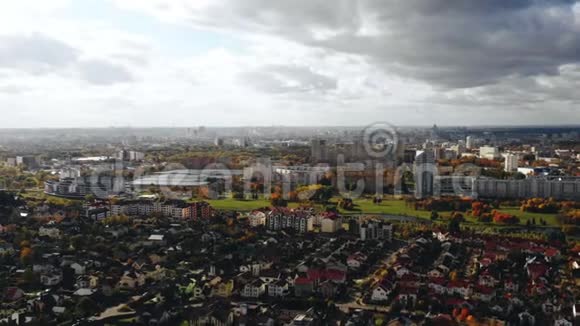 无人机飞越美丽的郊区社区现代的大波利斯建筑和公园全景在秋天明斯克白俄罗斯视频的预览图
