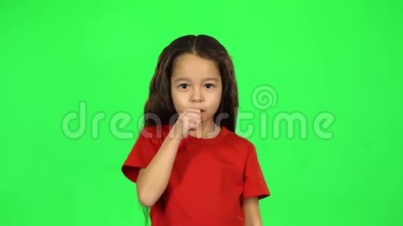 可爱的幼儿在绿色背景视频的预览图