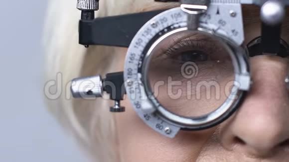 眼科医生从光学实验架上取下镜片眼镜处方视频的预览图