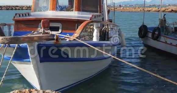 一艘船在钓鱼后停靠在码头视频的预览图