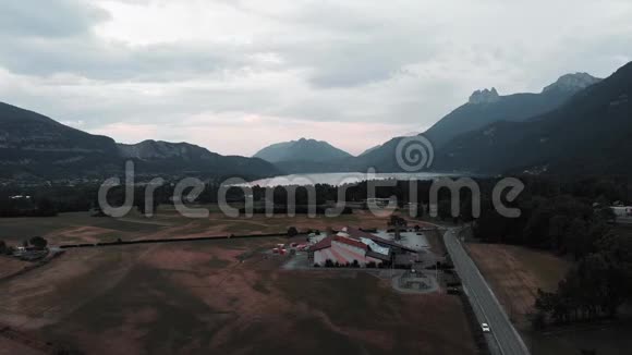 令人难以置信的山和湖从鸟瞰法国安纳西湖和阿尔卑斯山的无人机拍摄空中滑翔中心视频的预览图