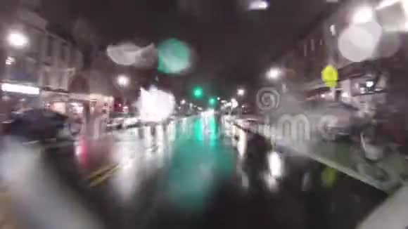 快速城开夜路延时车雨夜视频的预览图
