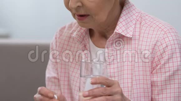 老年妇女吃药有健康问题药物治疗视频的预览图