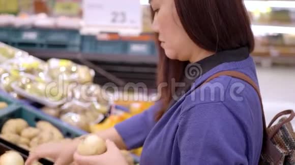 在超市挑选洋葱的女人视频的预览图