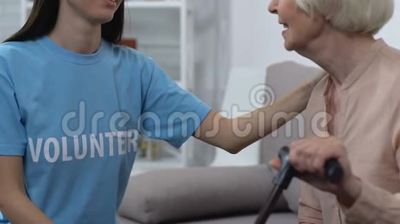 友好的志愿者与退休的女士交谈支持养老金的社会工作者视频的预览图