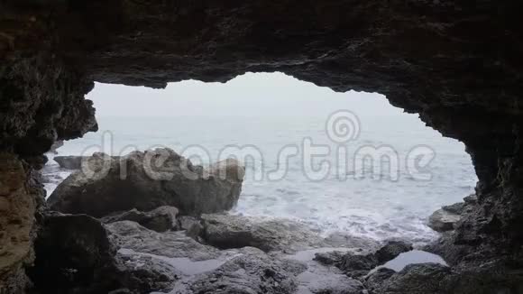 在沿海城镇萨拉皮塔的一个海洞内可以看到海浪视频的预览图
