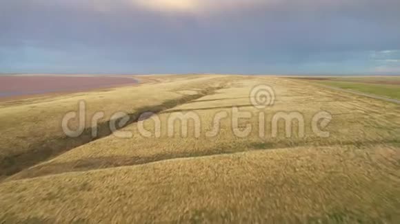 鸟瞰飞越草原和曼奇古迪洛湖俄罗斯视频的预览图