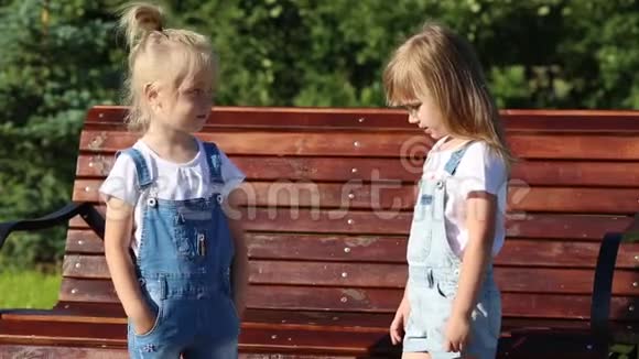 两个小女孩在街上相遇视频的预览图