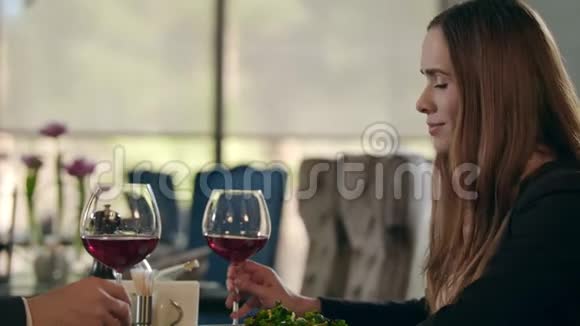 有魅力的女人在餐馆里碰着酒杯喝红酒的女人视频的预览图