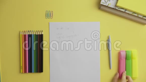 女性的俯视图使用荧光笔在计划中选择已完成的事情视频的预览图