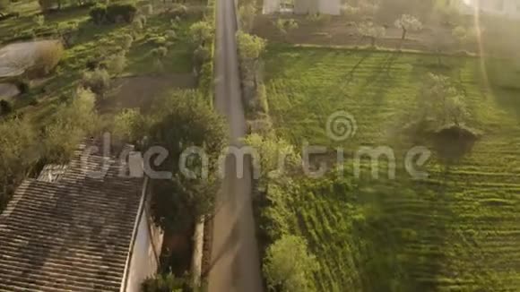 通过狭窄的道路俯瞰乡村景观视频的预览图