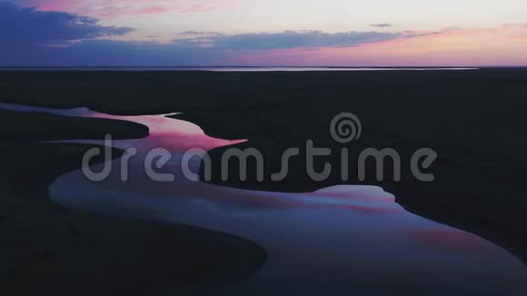 鸟瞰日出之河水映出美丽的粉红色天空视频的预览图
