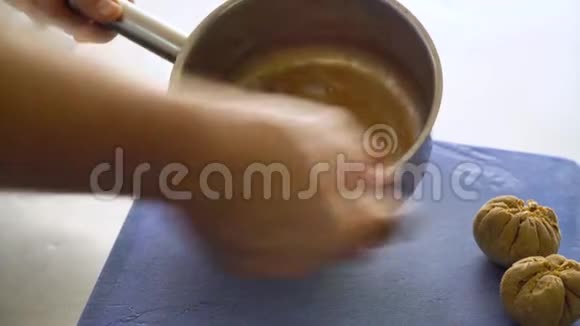 厨师在平底锅中搅拌酱汁或结霜手工操作特写视频的预览图